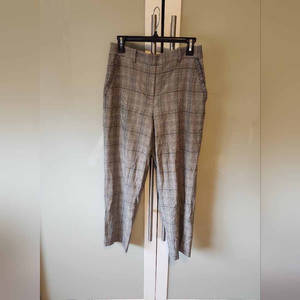 Kate Spade trousers in a US 4. Pink lining, front and back pockets.